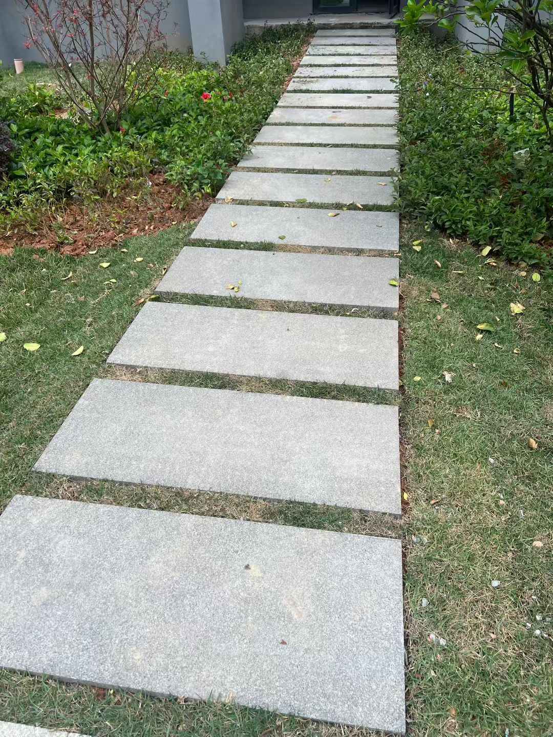 攀枝花 芝麻黑小区踏步、汀步石铺装效果