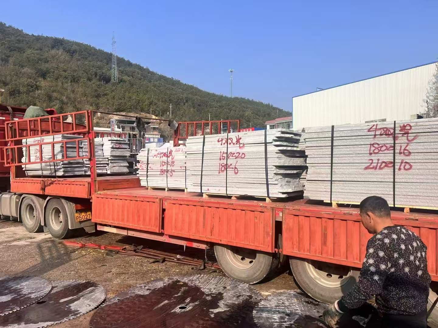 攀枝花 芝麻灰花岗岩光面毛板出货日常