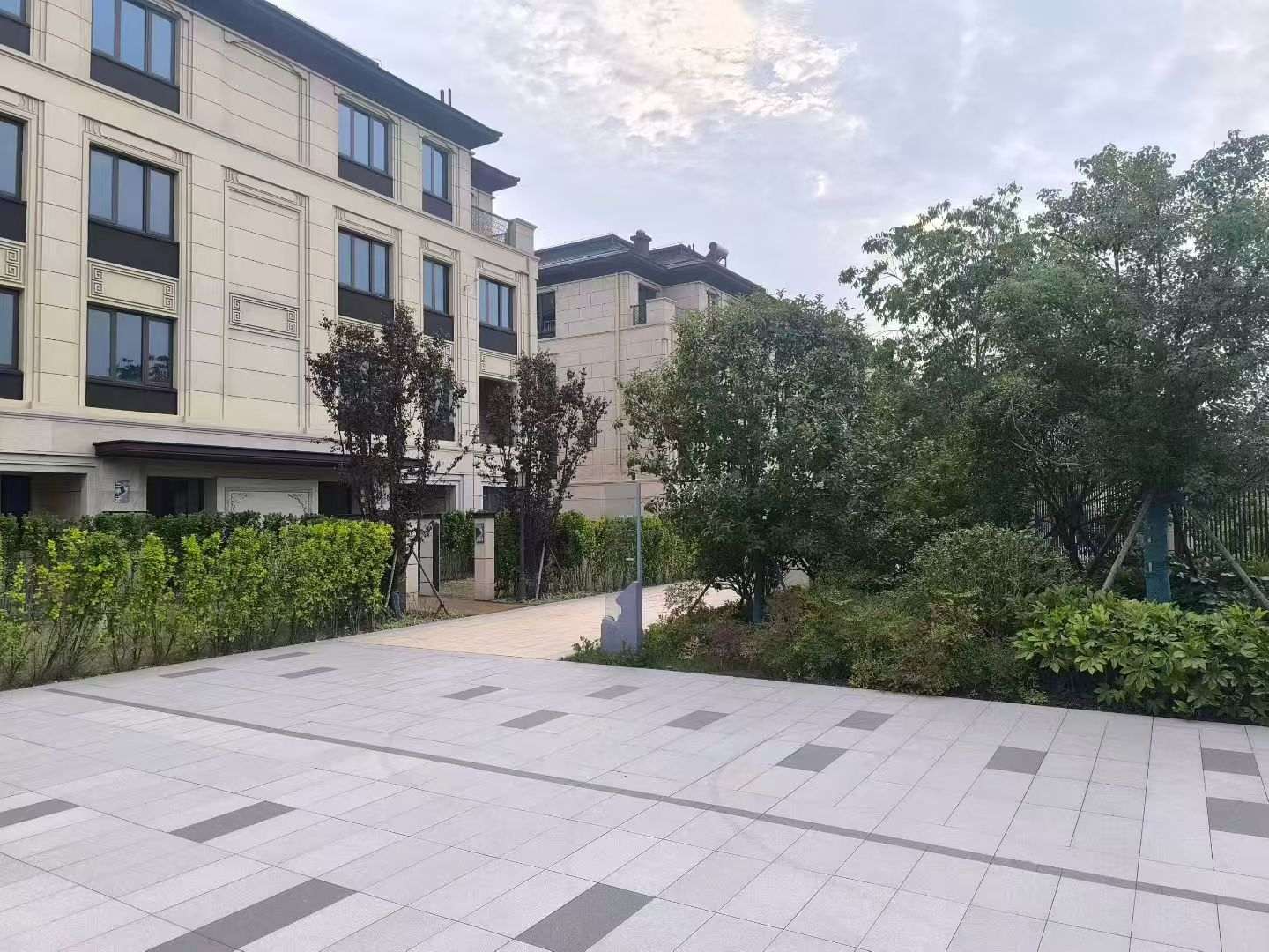 攀枝花 芝麻白与芝麻白搭配铺装，尺寸1200*600